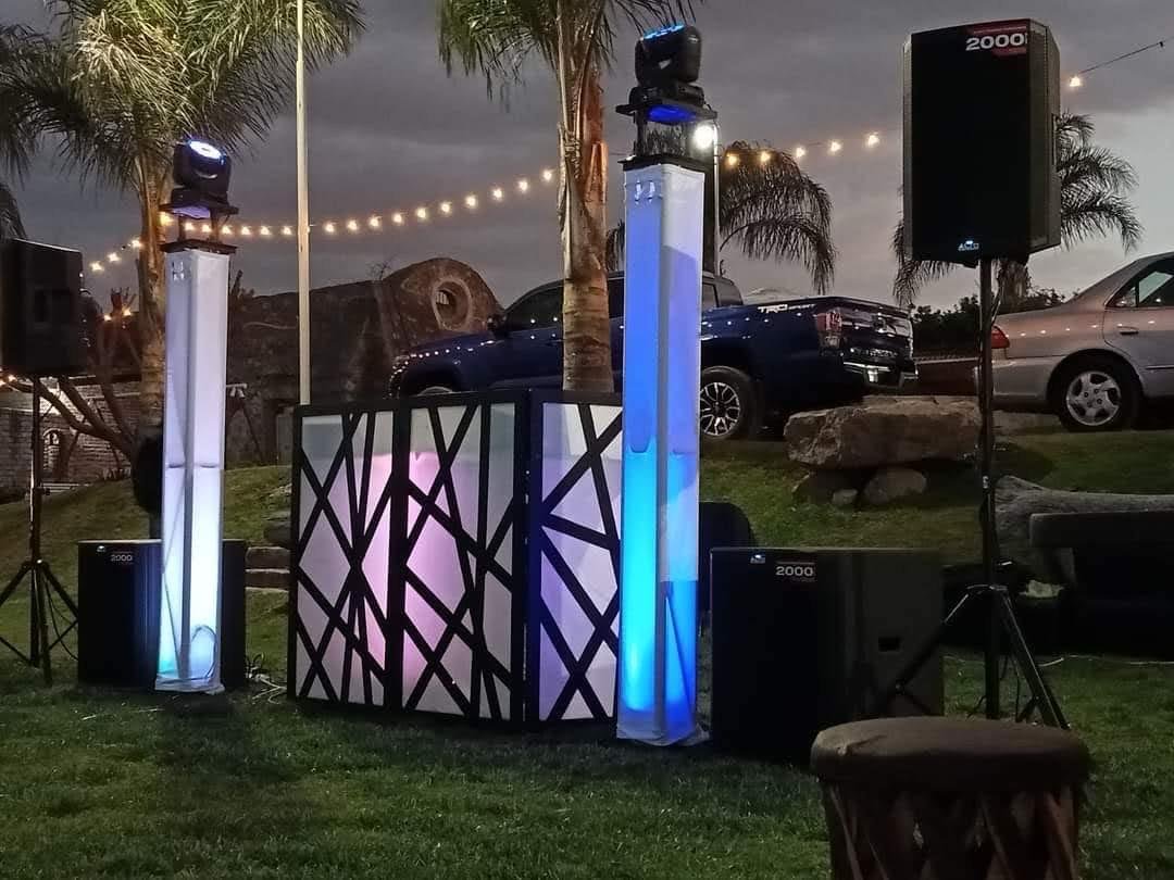 Cabina DJ iluminada en evento social