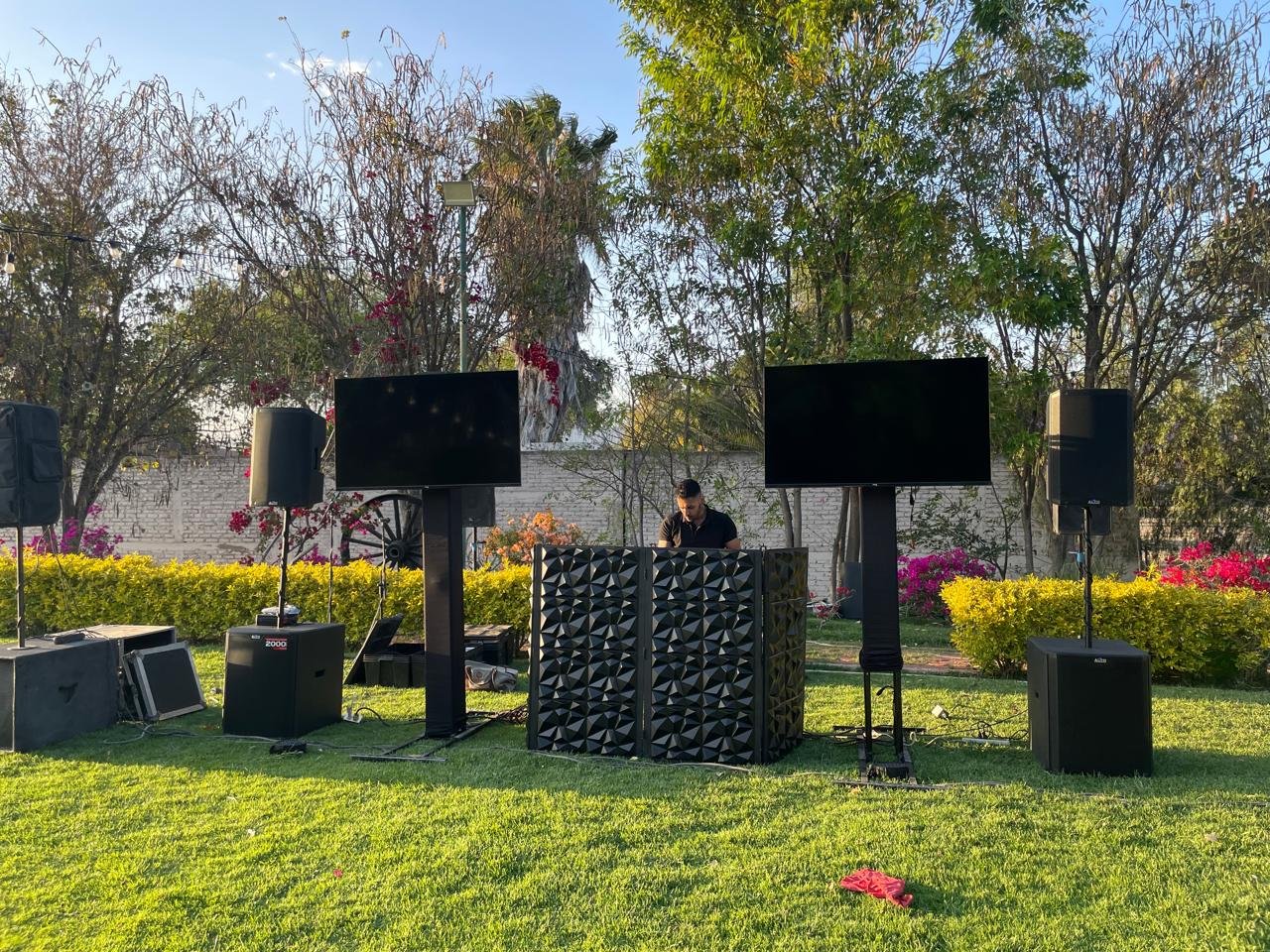 Producción DJ al aire libre con pantallas
